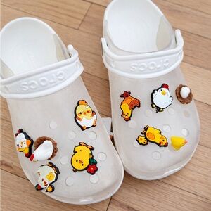Crocs Classic Clogs Women’s Size 6 White w/ Chicken Jibbitz NWT